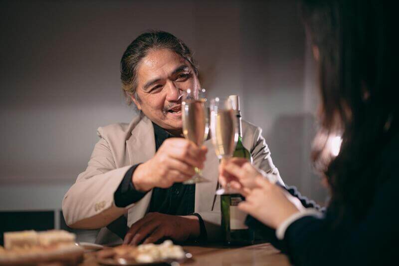 若い女性と飲む男性