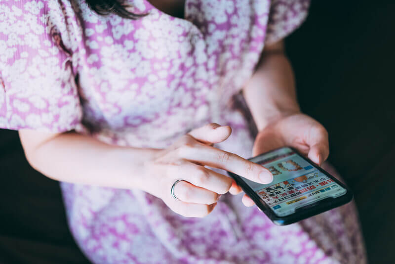 スマホで調べる女性