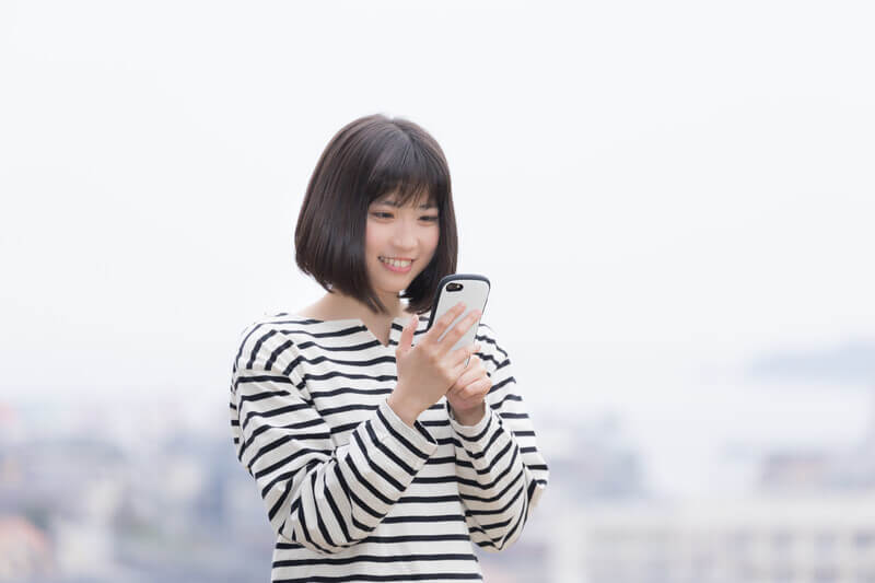 スマホを持つ女性