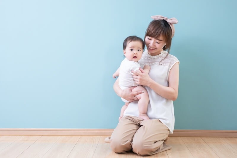 赤ちゃんを抱く母親